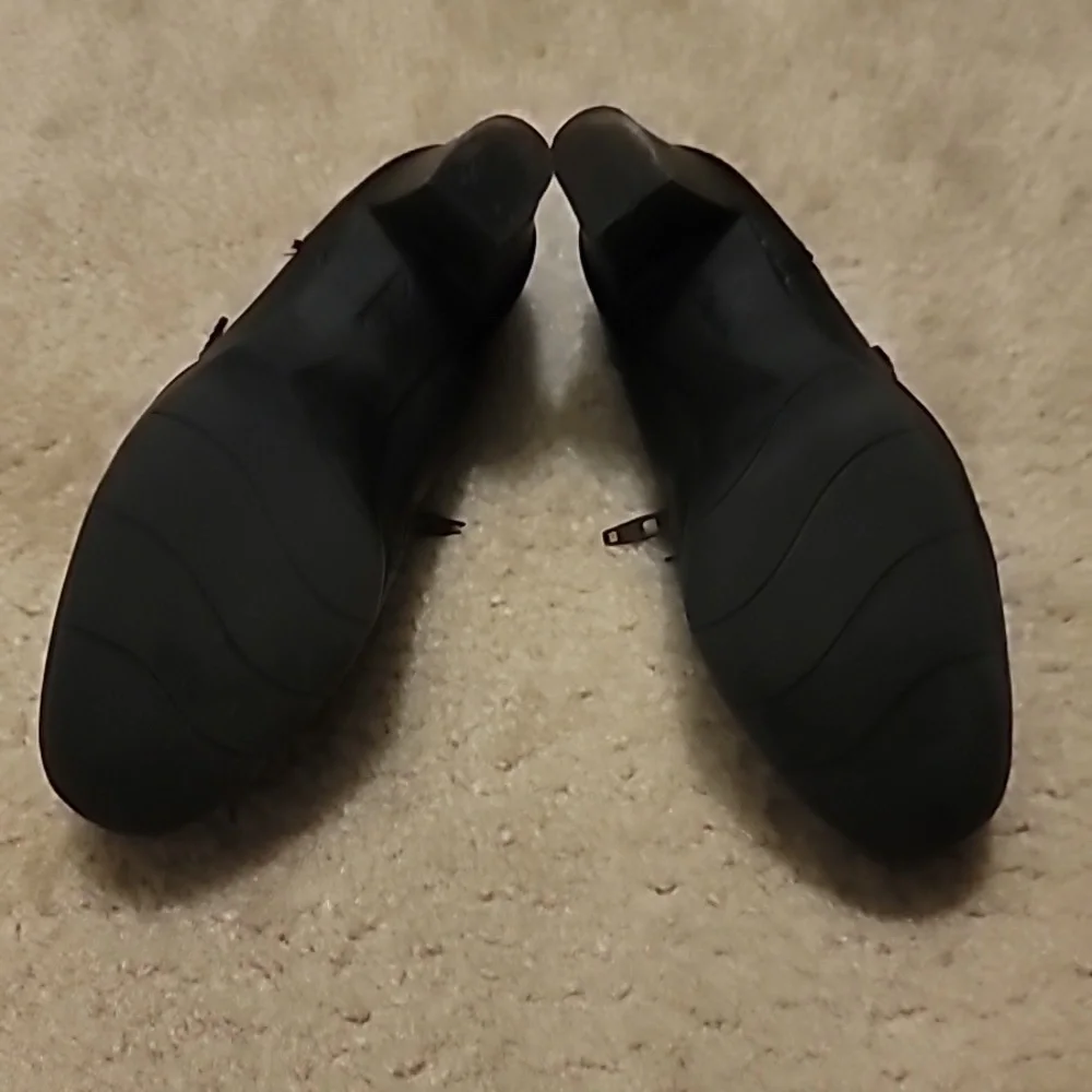 Clarks Black Heel Booties Size 8M - Picture 6 of 8
